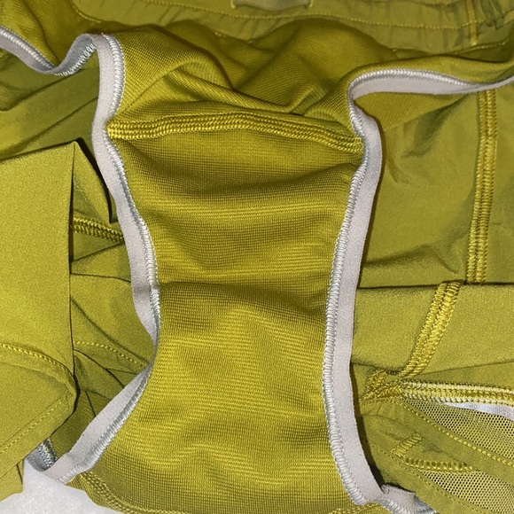 SOLD✨Lululemon Hotty Hot Short II Long 4" Size 8 - Picture 8 of 11